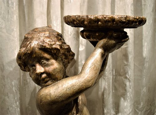 Sculpture en bois représentant un porteur d'angelot